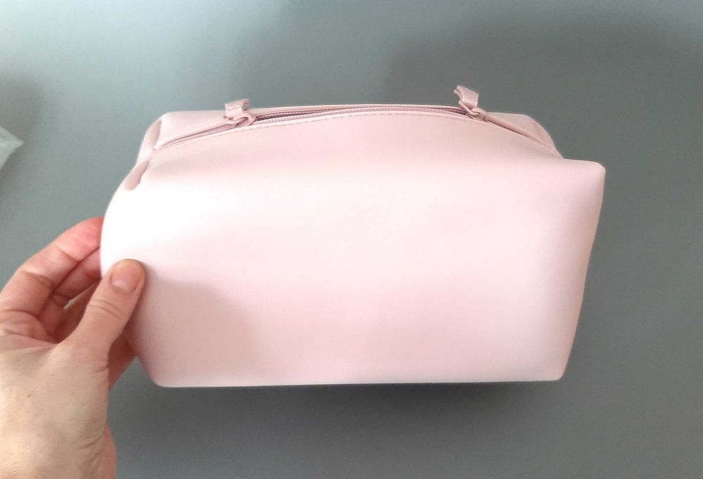 nowa  kosmetyczka Burberry morelkowa na prezent