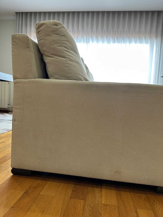 Sofá creme de dois lugares em bom estado