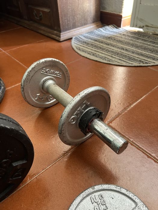 Halteres e barras de musculação