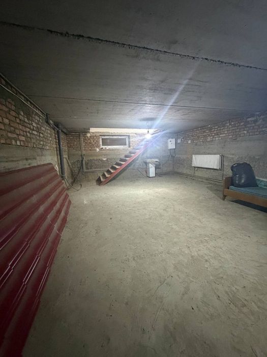 Продам цегляний 2 поверховий  будинок  в  селі  Оженин біля Острога.