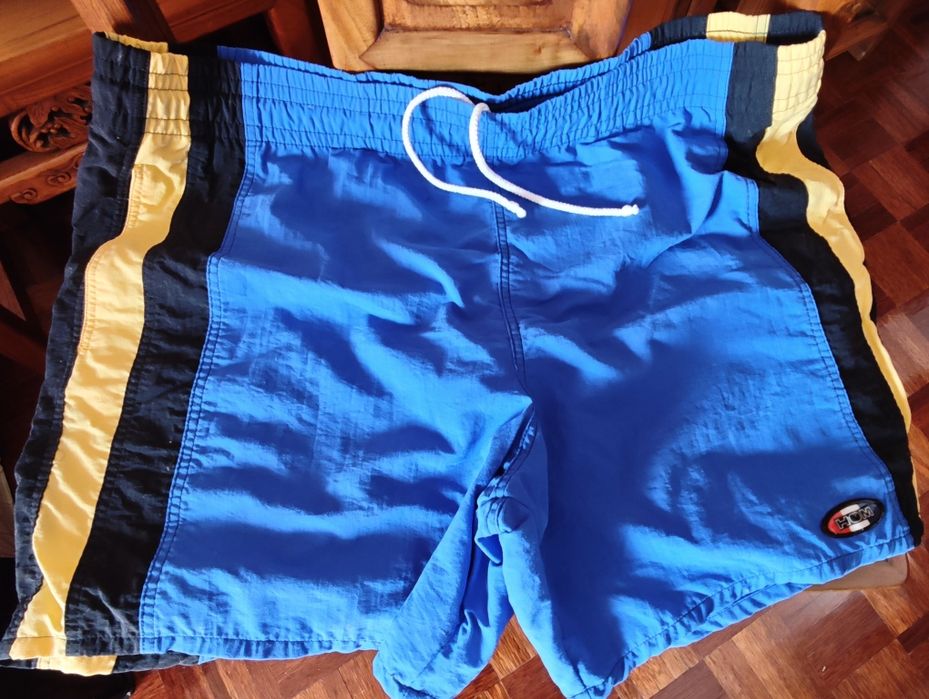 Pack Verão Homem: Calções de Banho HOM (XL) + T-Shirt Vintage Delta Force (L/XL)