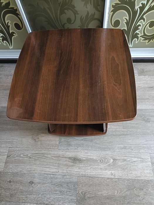 Журнальний столик