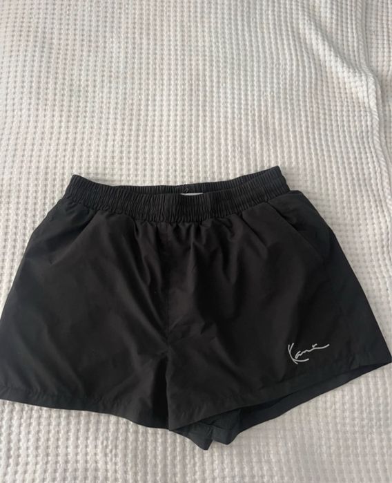 Krótkie spodenki z Karl Kani