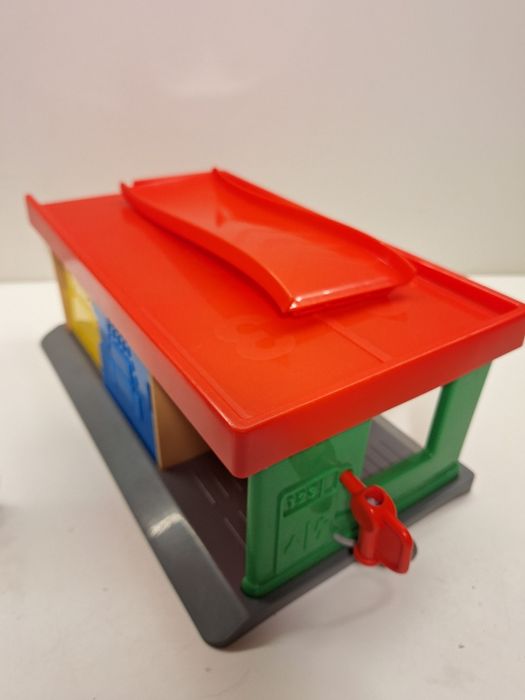 Garagem com carrinhos de brincar