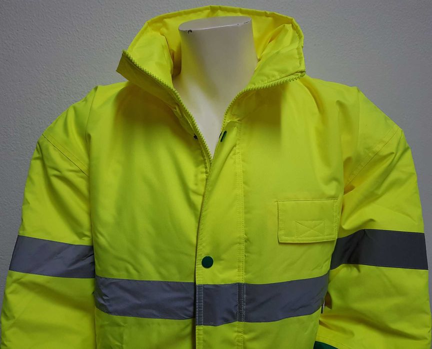 Parka verde c/ amarelo, acolchoada, impermeável, com refletores.64286365710979121