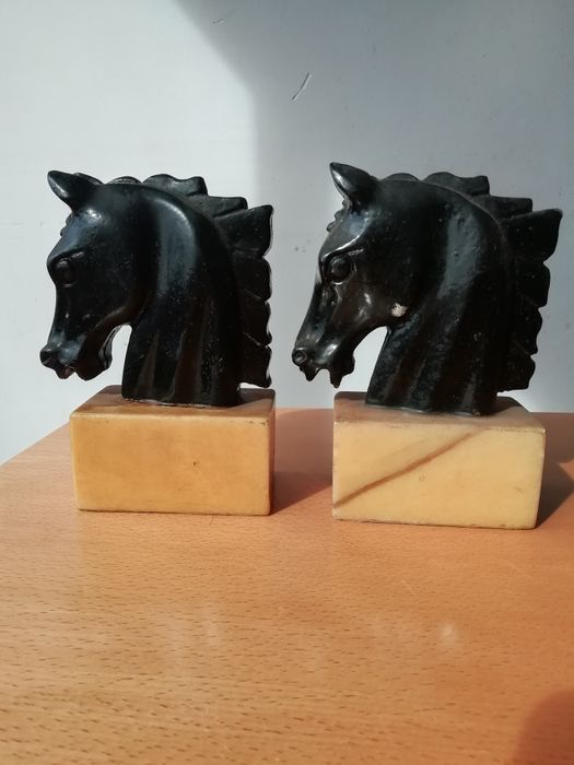 Par de cavalos suporte de livros.