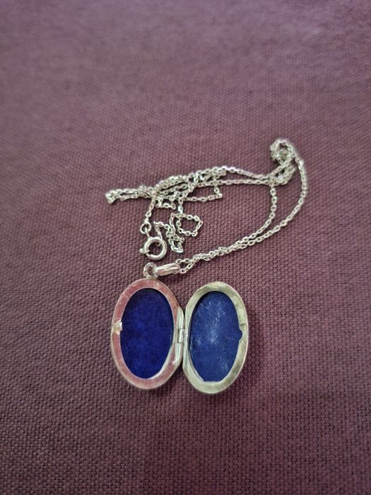 Colar com medalhão antigo