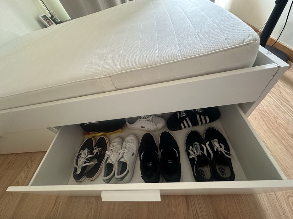 Cama com gavetas