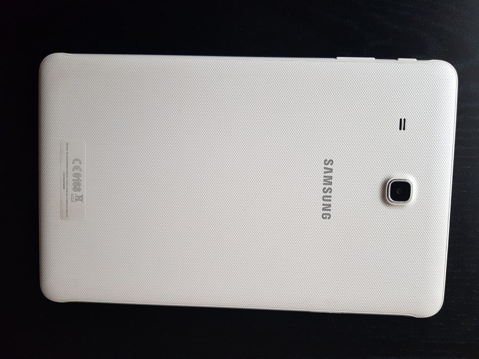 Tablet Samsung E em branco.