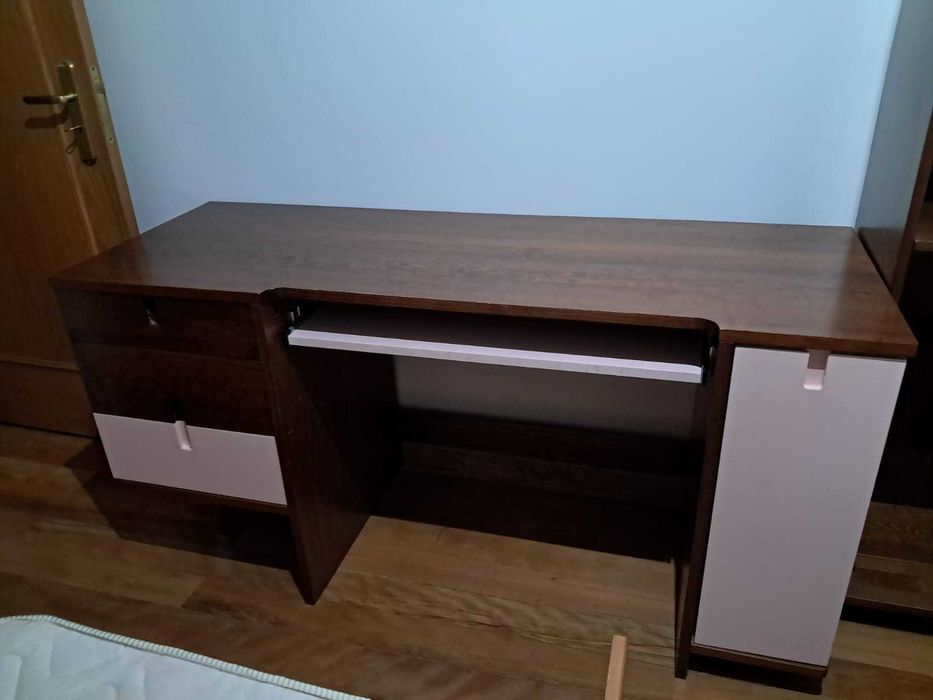 Estante e Secretária em madeira para quarto de menina.