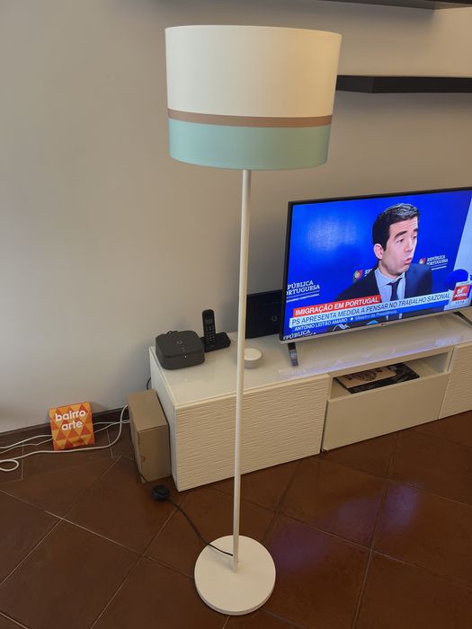 Candeeiro de pé com abajur