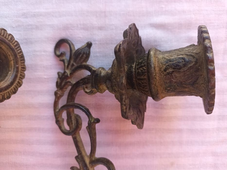 Castiçais de parede em bronze.