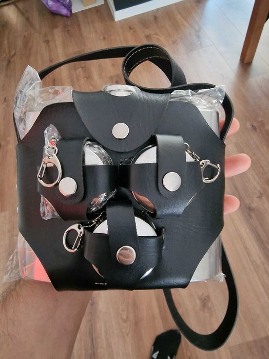 Duża piersiówka stalowa z kieliszkami w etui