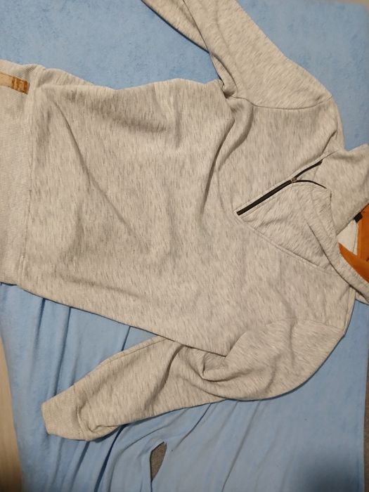 Bluza z kaptórem rozpinana na zamek