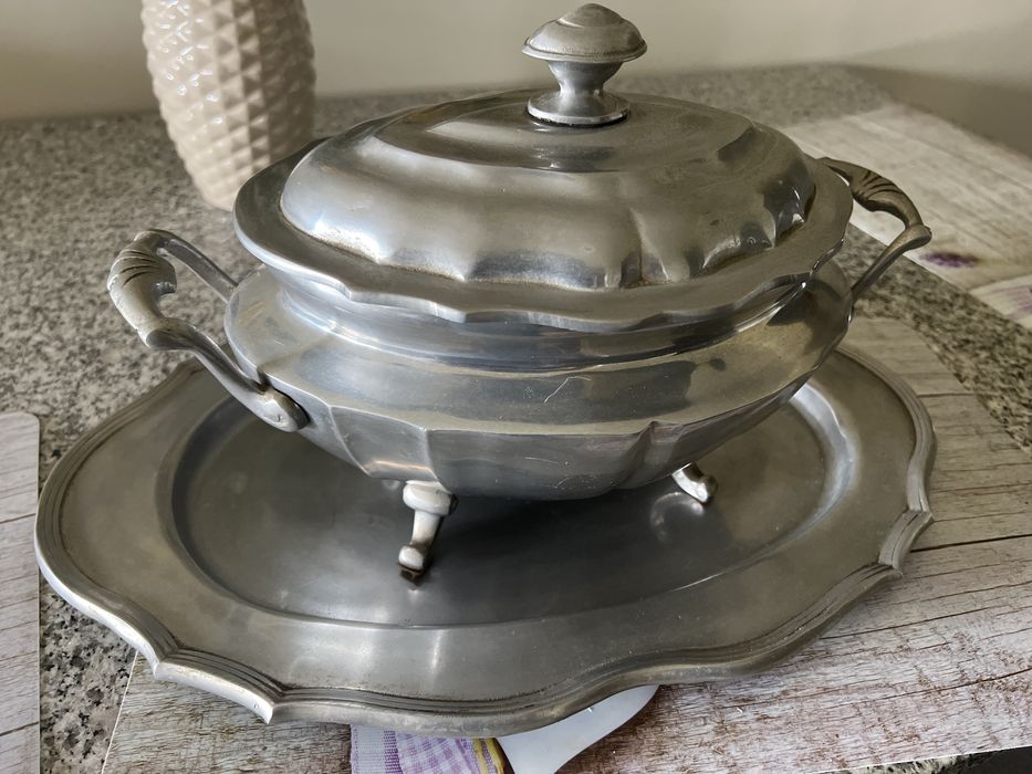 Terrina em estanho com tampa e travessa incluidas