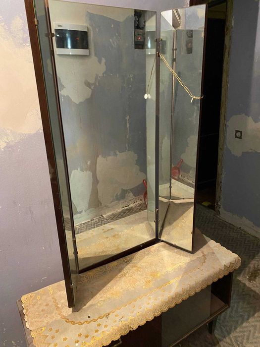 Трюмо з шухлядами