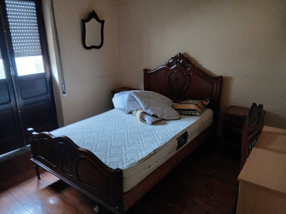 Arrenda-se / Aluga-se Quarto com serventia Cozinha e WC.