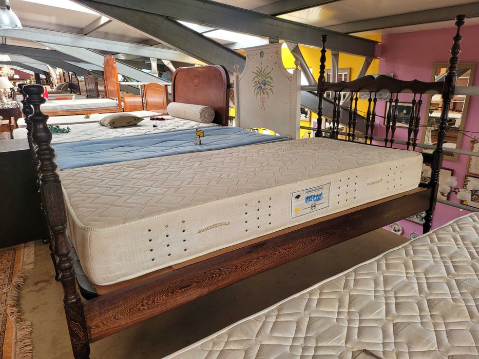 Cama de solteiro em madeira com estrado e colchão - Bom e