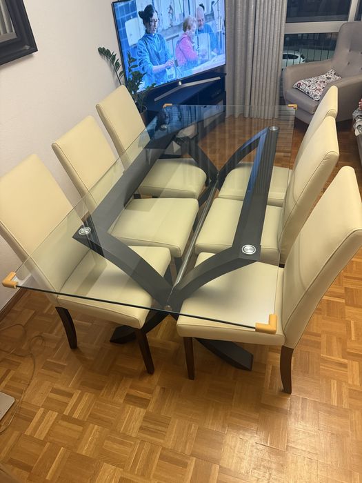 Mesa de vidro e cadeiras