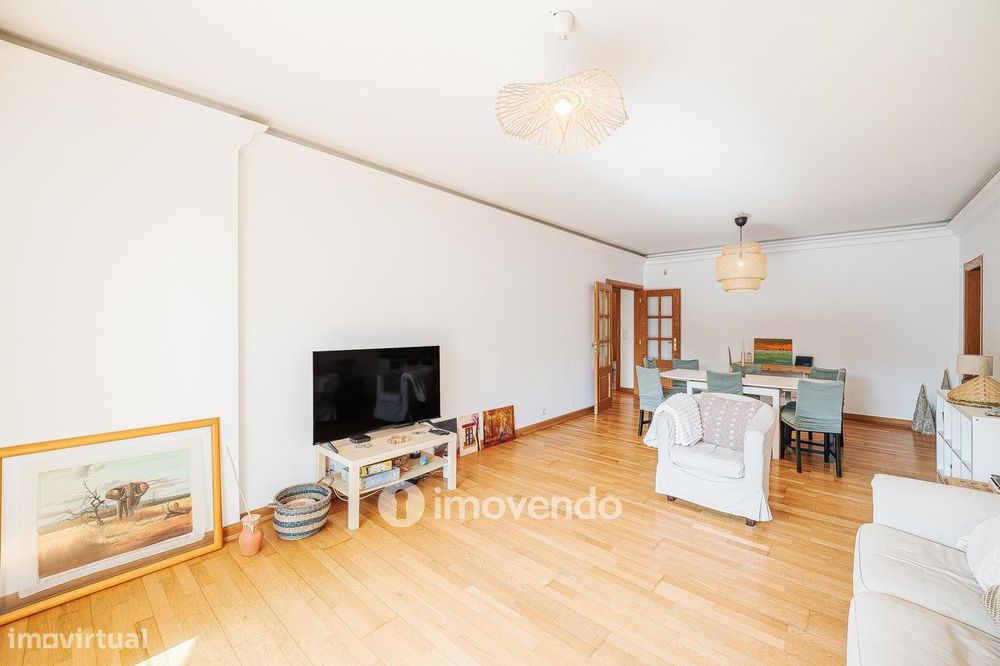 Apartamento T3 com estacionamento, no Condomínio Jardim da Lomba