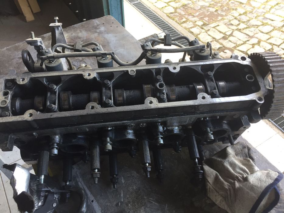 Cabeça de motor com rampa de injeção