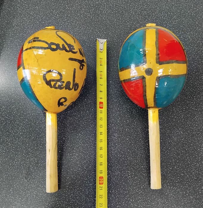 Помпоны [пипидастры] для чирлидинга; Маракасы музыкальные деревянные