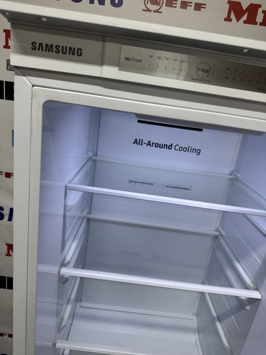 Вбудований холодильник Samsung (забудова в меблі)