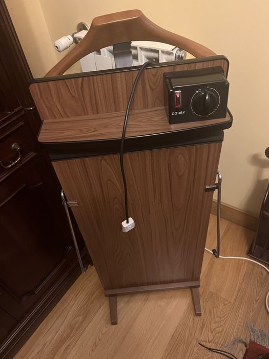 Cabide de pé para fatos