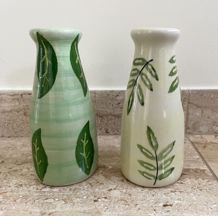 Conjunto de duas pequenas jarras florais