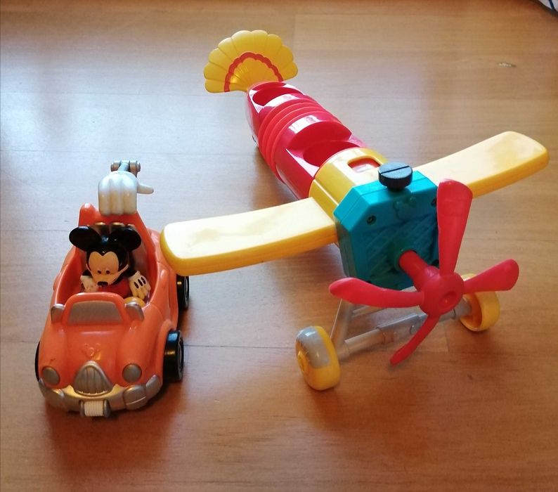 Avião e carro do Mickey