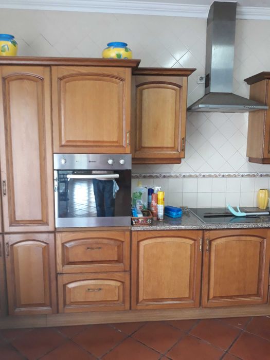 ARRENDA-SE CASA de habitação para Famílias ou Empresas