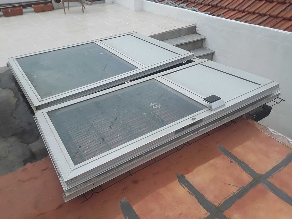 Portão de Alumínio de 2 Portas com Vidro - Usado em Bom Estado