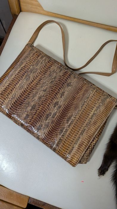 Wężowa torebka i 'kopertówka" w jednym. "