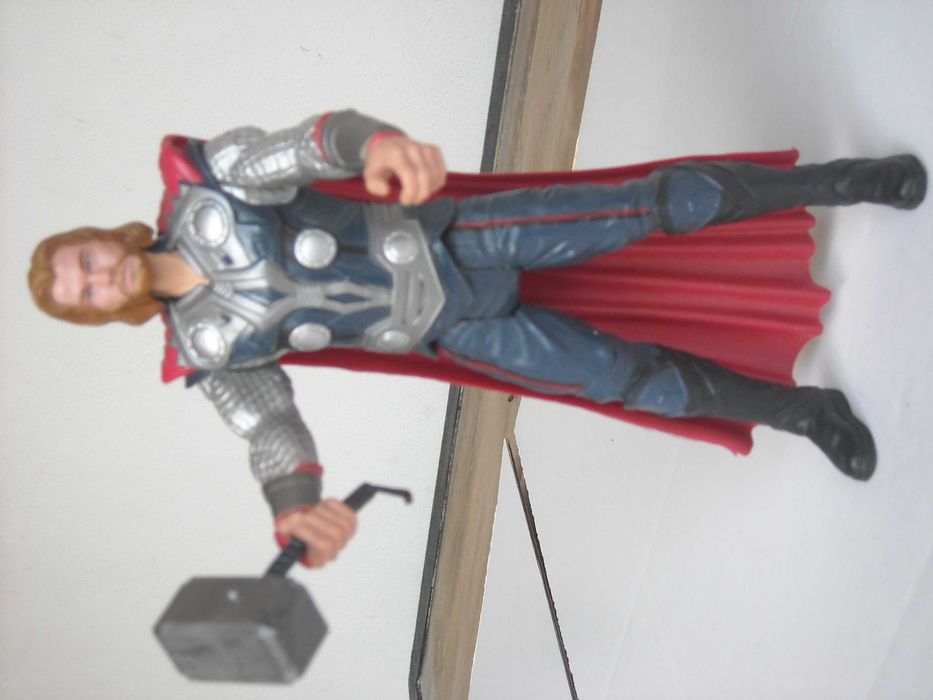 Boneco Figura Thor articulado com martelo Marvel 2011