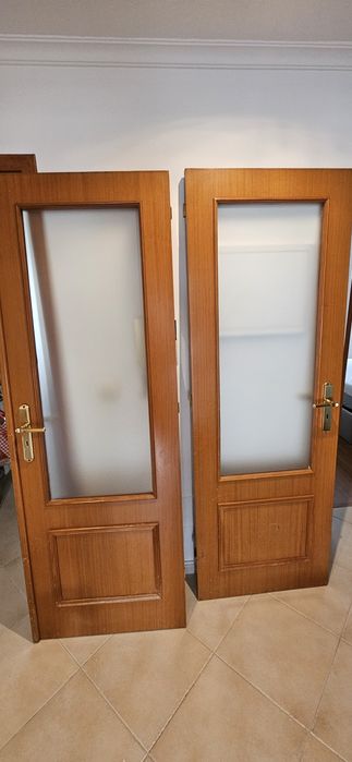 2 Portas com aros.