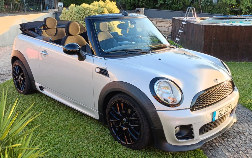Carro icónico descapotável desportivo
