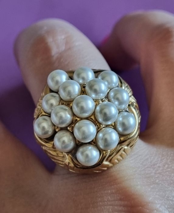 Anel dourado, em aço, cheio de pérolas em cima. T18