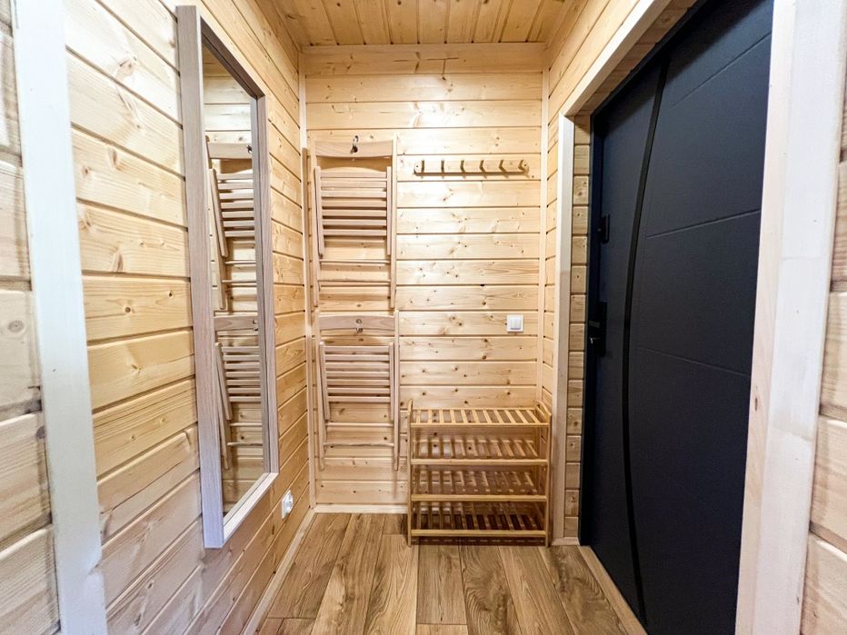 Domek drewniany całoroczny nad jeziorem z sauną i jacuzzi