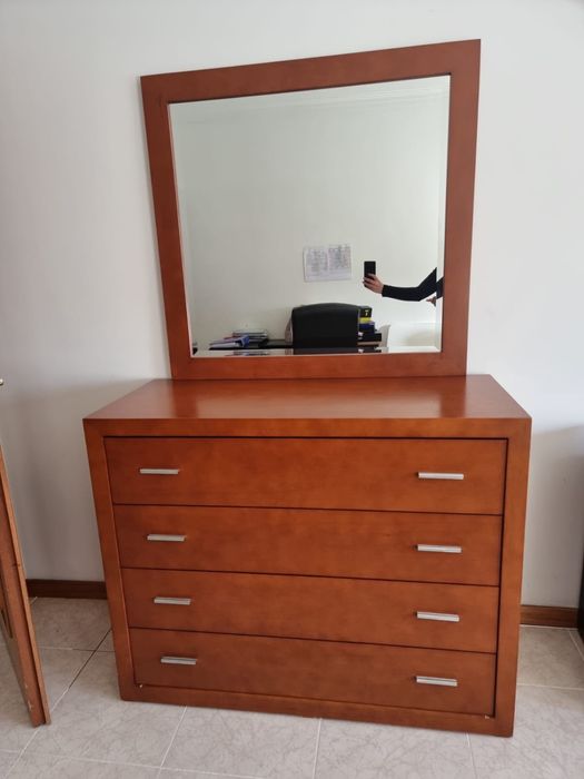 Quarto Completo em Madeira Maciça – Cama de Casal + Roupeiro + Cómoda + Mesas de Cabeceira + Banco