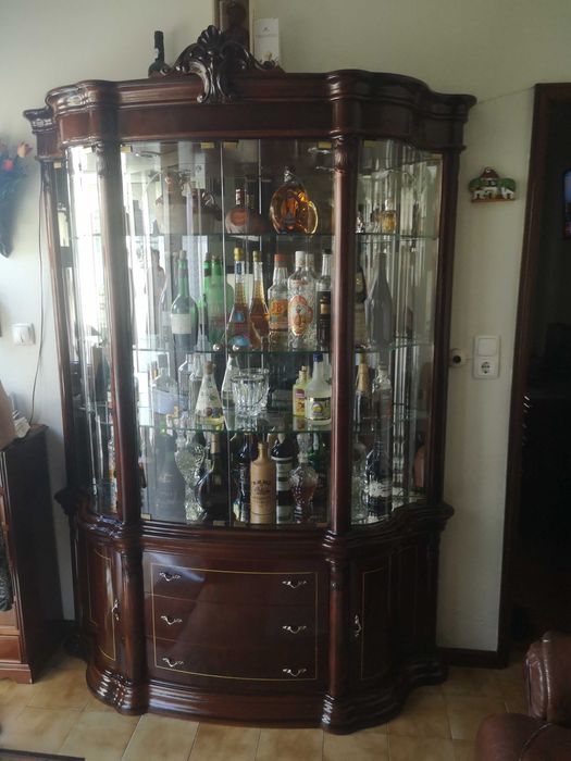 Móvel de sala em madeira de Nogueira e em muito bom estado