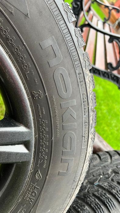 Komplet opon Nokian 225/55 na felgach aluminiowych 16”