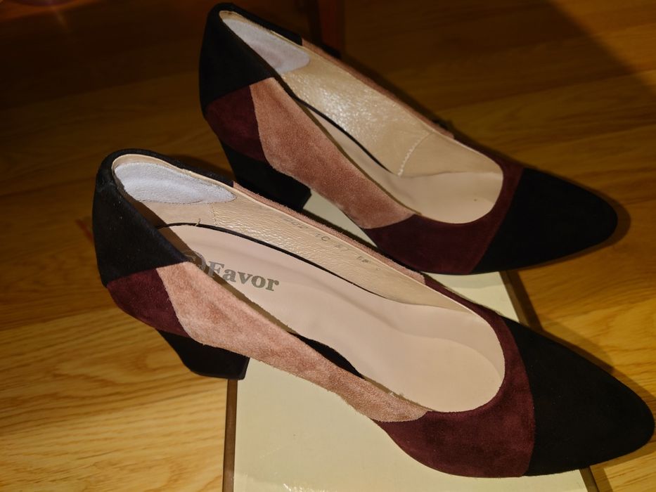 Жіноче різне взуття