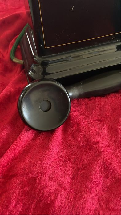 Zabytkowy telefon na korbkę