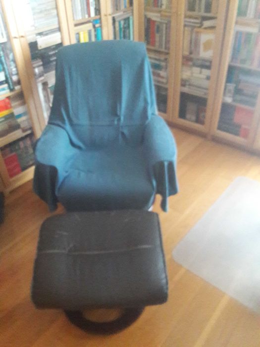 Poltrona Giratória e Reclinável. Com Apoio para os Pés independente