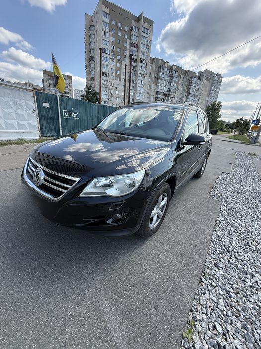 Машинка, в отличном состоянии, на полном ходу, сел поехал! Мотор не дымит, работает ровно, акпп переключает плавно, не пинает , передачи не затягивает, ходовая сбита, хорошая летняя резина, есть незначительные моменты вокруг ручек подрывы краски, в остальном все ок!
По документам, тех паспорт, таможенная декларация!