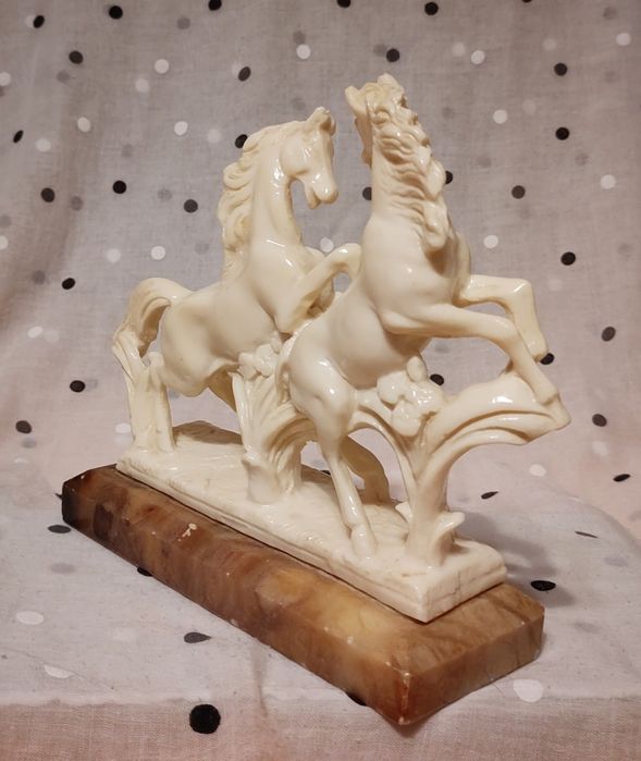 Konie, figurka, statuetka, rzeźba na kamiennej podstawie.