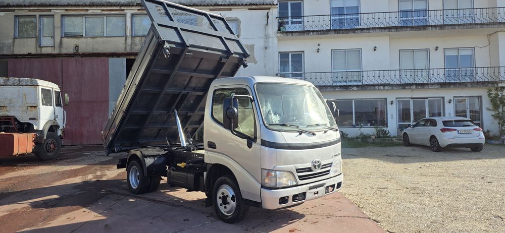Toyota Dyna 2010, 150.000km basculante tri lateral ligeira