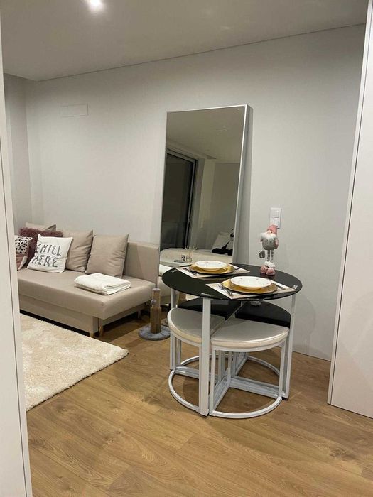 Conjunto de mesa de jantar preta + quatro bancos pretos/brancos