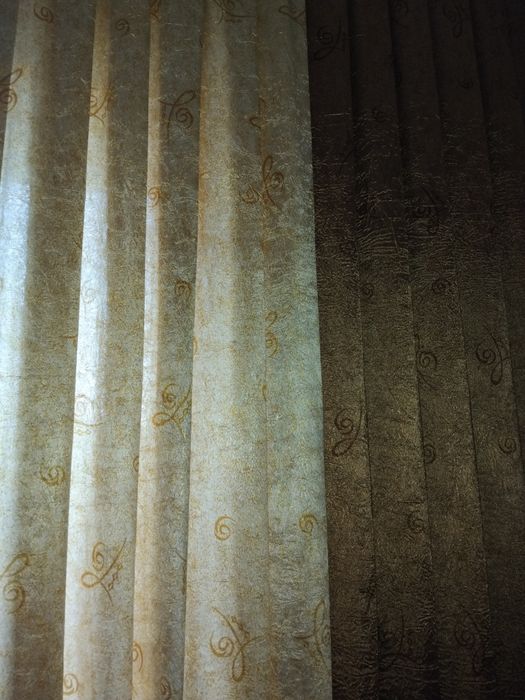 Большая штора плотная двухцветная.