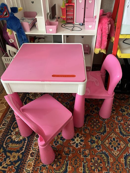 Дитячий столик зі стільцями